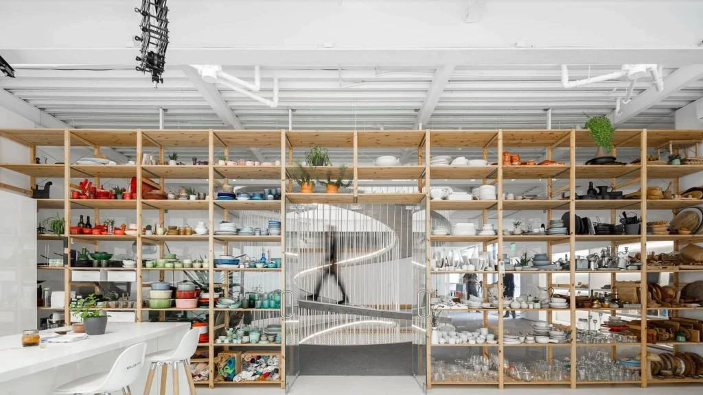 "ESCADA ESCULTÓRICA EM ESPIRAL LIGA ARMAZÉM TRANSFORMADO EM ESCRITÓRIOS" - Designboom