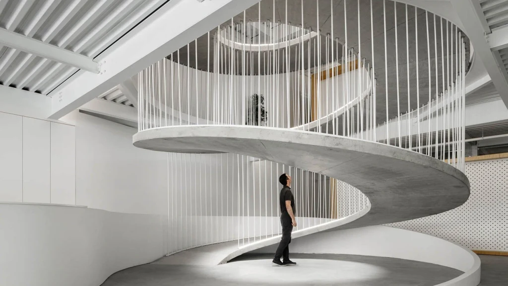 "RAMPA EM ESPIRAL DE BETÃO DENTRO DE ESCRITÓRIO NO PORTO" - Dezeen